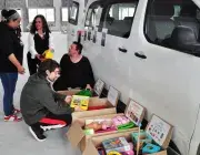 Des personnes trient des jouets dans un entrepôt