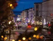 Une rue animée à Noël.