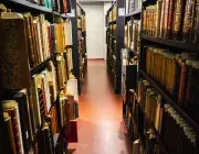 Dans les couloirs de la bibliothèque patrimoniale Yroise