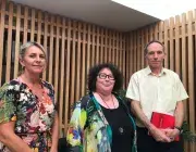 deux femmes et un homme posent devant l'objectif