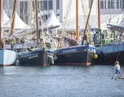 Vue de vieux gréements à quai au port de Brest. 