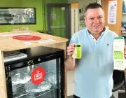 Un homme pose à côté du premier frigo solidaire, à la maison de quartier de Lambézellec