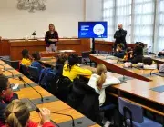 Des enfants installés dans la salle du conseil municipal de Brest
