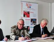 des femmes et des hommes signent des parapheurs à l'ORB