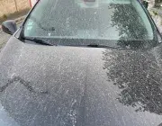 Le capot d'une voiture touchée par le nuage de sable du sahara 