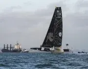 Le trimaran Sodebo arrivant en rade de Brest 