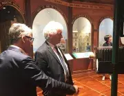 le maire de Brest et son adjoint à la culture découvrent la nouvelle scénographie de la tour Tanguy. 