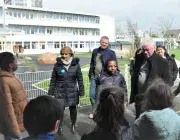 des éus et des enfants dans une cour d'école 