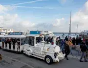 Petit train arrivant au le village de l'Arkea Ultim Challenge