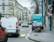 Une rue empruntée par des voitures.