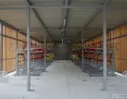 L'intérieur d'un parking vélos. 