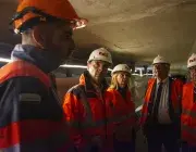 Des personnes dans un tunnel.