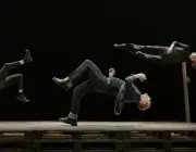 Des artistes en lévitation sur une scène de théâtre 