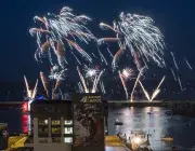 Un feu d'artifice au-dessus de la mer.