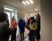 Plusieurs personnes dans une salle.