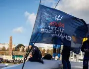 Un drapeau de course flotte au vent.