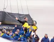 Un homme porté en triomphe.
