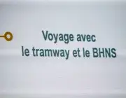 Un panneau d'affichage parlant du tramway.