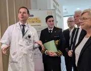 Des personnalités dans un hôpital. 