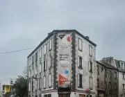 Un grand bâtiment.