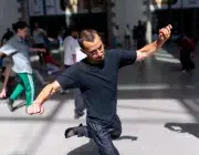 Un homme danse.