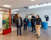 Plusieurs personnes parlent dans un hall. 