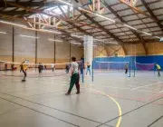 Des jeunes jouent au volley.