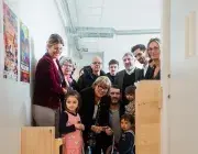 De nombreuses personnes coupent un ruban.