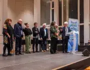 Plusieurs personnes sur une scène.