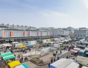 Un marché sous le soleil. 