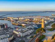 Vue aérienne du cours Dajot et du port de commerce 