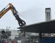 Un engin de chantier démolit la casquette de la gare routière de Brest. 