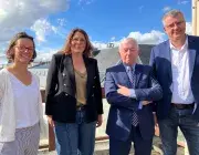 Des hommes et des femmes posent devant l'objectif 