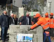Des hommes posent la première pierre du futur local associatif de Quéliverzan 