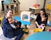 des femmes avec des bébés au sein de la nouvelle crèche Marmailles