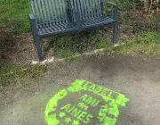 Des bancs avec le logo Ami des aînés 