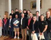 des hommes et des femmes au salon Richelieu de l'Hôtel de ville