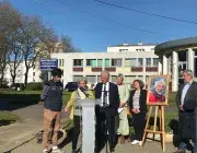 Deux hommes dévoilent une plaque au nom de Philippe Arzur