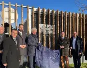 deux hommes dévoilent la plaque de la nouvelle chaufferie bois du technopôle 
