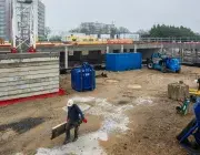 Vue d'un chantier avec des ouvriers. 