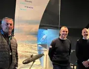 Trois hommes posent devant l'objectif 