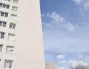 Vue de deux tours réhabilitées dans le quartier de Quéliverzan