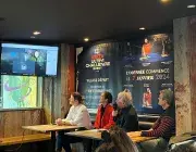 Des hommes et des femmes en liaison vidéo avec un marin