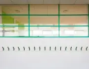 Des porte-manteaux vides dans un couloir.