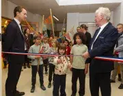 Deux adultes entourent des enfants.