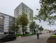 Un grand immeuble rénové.