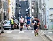 Des hommes courent dans une rue de Brest