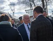 Plusieurs personnes devant un tramway.