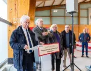 Plusieurs personnes parlent.