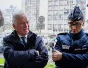 Deux hommes parlent dans une cité.